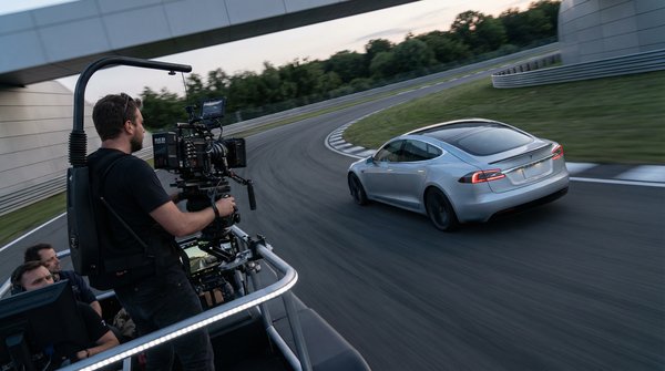 草莓视频汽车测评视频拍摄